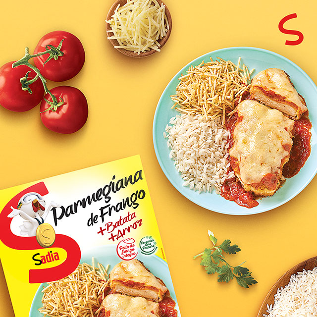 Parmegiana de frango + batata + arroz